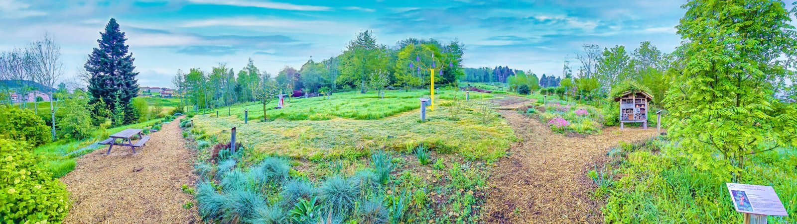 Panorama du sentier botanique de Romarin Panorama du verger du Sentier Botanique de Romarin